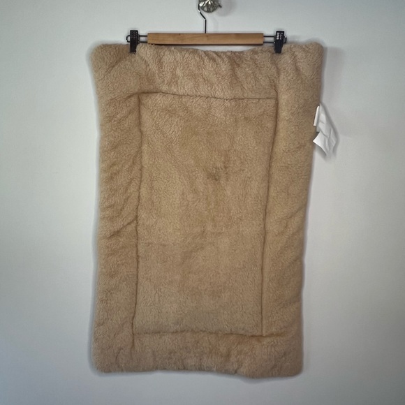 TÁN AND PURPLE DOG BED - Picture 3 of 7